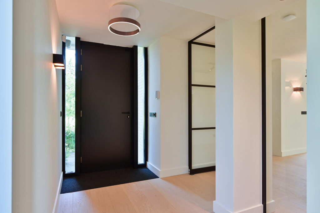 Moderne, luxe voordeur door Maasframe